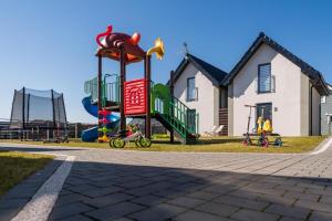 Ο χώρος παιχνιδιού για παιδιά στο Domki Nord Breeze z podgrzewanym basenem