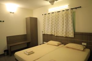 מיטה או מיטות בחדר ב-Transit Nest - Homely stay Near Madurai Airport