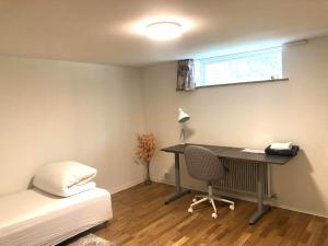 Katil atau katil-katil dalam bilik di Spacious and cozy semi-basement