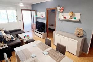 a living room with a couch and a table at Agréable appartement avec piscine commune in San Pedro del Pinatar