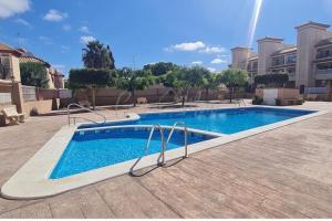 a swimming pool in the middle of a building at Agréable appartement avec piscine commune in San Pedro del Pinatar