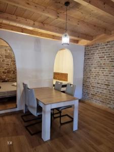 Epfig的住宿－Gites d’alsace，一间带木桌和椅子的用餐室