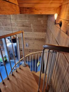 escalera en una habitación con pared de madera en Gites d’alsace en Epfig