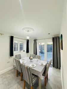 - une salle à manger avec une table et des chaises dans l'établissement Gladstone House, à Bournemouth