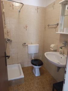 ein Bad mit einem WC und einem Waschbecken in der Unterkunft Sobe Vrabec in Portorož