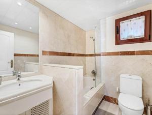ein Bad mit einem WC, einem Waschbecken und einer Dusche in der Unterkunft Lovely Elviria Apartment 200m from the beach in Marbella