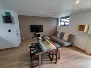 salon z kanapą i stołem w obiekcie Chalet - Proche circuit - Au Calme w mieście Spay