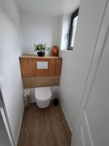 mała łazienka z toaletą i drewnianą umywalką w obiekcie Chalet - Proche circuit - Au Calme w mieście Spay