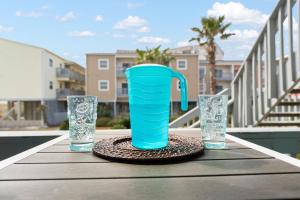 Ein Balkon oder eine Terrasse in der Unterkunft Villas On The Gulf L1- Ocean view steps to beach!