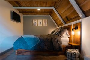 ein Schlafzimmer mit einem Bett im Dachgeschoss in der Unterkunft EyB Chalets in Heredia