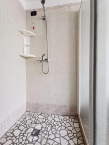 een badkamer met een douche met roze tegels bij Intera casa appena ristrutturata in Parabita