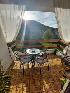 eine Terrasse mit einem Tisch und Stühlen auf dem Balkon in der Unterkunft Balkan HOME in Kalna