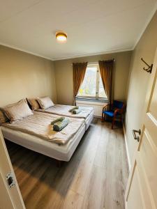 - une chambre avec un grand lit et une fenêtre dans l'établissement Nyrenoverat 2-våningshus, à Norrköping