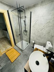 bagno con doccia e servizi igienici bianchi di Widokowe Stodoły balia z hydromasażem na wylączność a Chyżówki