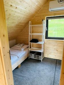 - une chambre avec des lits superposés dans une cabane en bois dans l'établissement Widokowe Stodoły, à Chyżówki