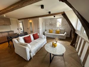 オンフルールにあるAppartement les hirondellesの白いソファとテーブルのあるリビングルーム