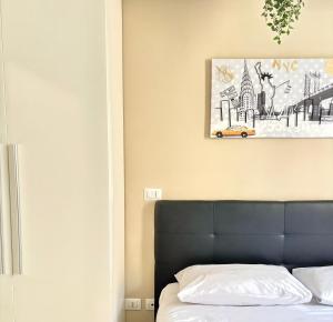 ローマにあるEnjoy Ponte Lungoのベッドルーム1室(ベッド1台付)が備わります。壁に絵が飾られています。