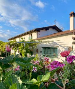 a garden with flowers in front of a house at La Locanda Del Tevere in Fiano Romano