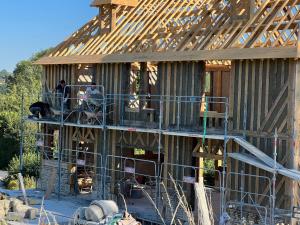 une maison construite autour d'un échafaudage dans l'établissement La Boisselière à Bonnebosq, à Bonnebosq