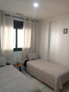 una camera con due letti e una finestra di Laplaya Apppart Hotel a Tangeri