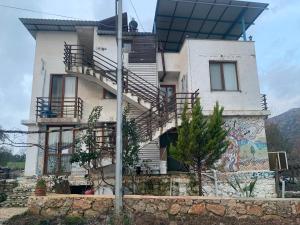 un edificio con escaleras y graffiti en el lateral en Mozaik Pansiyon en Kas