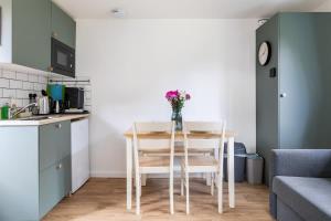a kitchen with a table and chairs in a room at Salisbury Garden Apartment in Salisbury