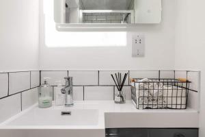 a white kitchen with a sink and a mirror at Salisbury Guest Ąnnex in Salisbury