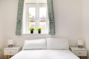 Ένα ή περισσότερα κρεβάτια σε δωμάτιο στο Salisbury Garden Apartment +18 φωτογραφίες