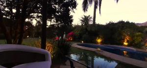 Blick auf einen Swimmingpool im Garten in der Unterkunft Areté in Tepoztlán