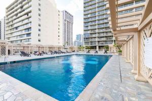 una piscina en medio de un edificio en Waikiki Beach 1BR Luxury Condo!, en Honolulu