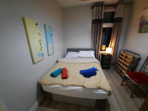 2 Bedroom Garden Apartment tesisinde bir odada yatak veya yataklar