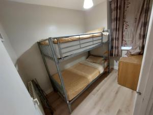 2 Bedroom Garden Apartment tesisinde bir ranza yatağı veya ranza yatakları
