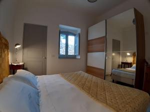 ein Schlafzimmer mit einem großen Bett und einem Fenster in der Unterkunft Rifugio di Sibir in Selva di Fasano