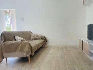 a living room with a couch and a television at VillaVittorio in Tarquinia
