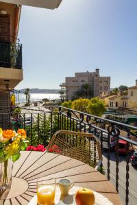- une table avec un bol d'oranges et de jus sur un balcon dans l'établissement Apartamento puerto Javea vistalmar, à Jávea