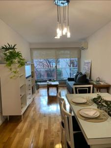 eine Küche und ein Wohnzimmer mit einem Tisch und Stühlen in der Unterkunft Exquisito 2 ambientes en Palermo Soho in Buenos Aires