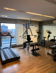 ein Fitnessstudio mit einem Haufen Trainingsgeräte in einem Raum in der Unterkunft Exquisito 2 ambientes en Palermo Soho in Buenos Aires