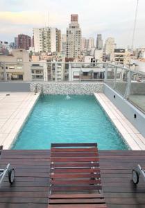 ein Pool auf dem Dach eines Gebäudes in der Unterkunft Exquisito 2 ambientes en Palermo Soho in Buenos Aires