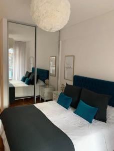 ein Schlafzimmer mit einem großen Bett und einem Spiegel in der Unterkunft Exquisito 2 ambientes en Palermo Soho in Buenos Aires
