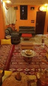 Familly House في أزيلال: غرفة معيشة كبيرة مع كنب وطاولة