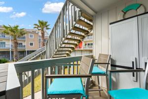 Ein Balkon oder eine Terrasse in der Unterkunft Villas On The Gulf L1- Ocean view steps to beach!