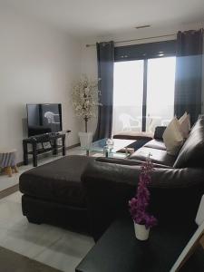 un soggiorno con divano e tavolo di Laplaya Apppart Hotel a Tangeri