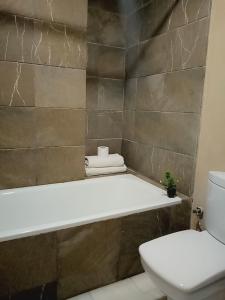 bagno con servizi igienici, lavandino e servizi igienici di Laplaya Apppart Hotel a Tangeri