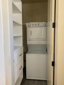 una piccola cucina con forno bianco e ripiani di Private cozy suite near Dyke and Fisherman's Wharf a Richmond