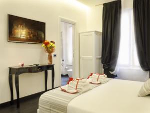 A bed or beds in a room at Navona Living Rome