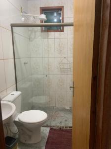 een badkamer met een toilet en een wastafel bij Pouso nossa senhora das merces in Tiradentes