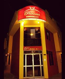 un restaurante de comida rápida con un letrero rojo y amarillo en PRINCESS en Tacna