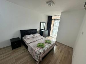 Un pat sau paturi într-o cameră la Girne Center 2 Bedrooms Magic Residence