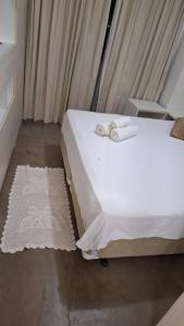 um quarto com uma cama com toalhas em FLAT HOTEL EM ALPHAVILLe ÓTIMA LOCALIZAÇÃO em Barueri