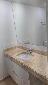 um balcão de casa de banho com um lavatório num quarto em FLAT HOTEL EM ALPHAVILLe ÓTIMA LOCALIZAÇÃO em Barueri